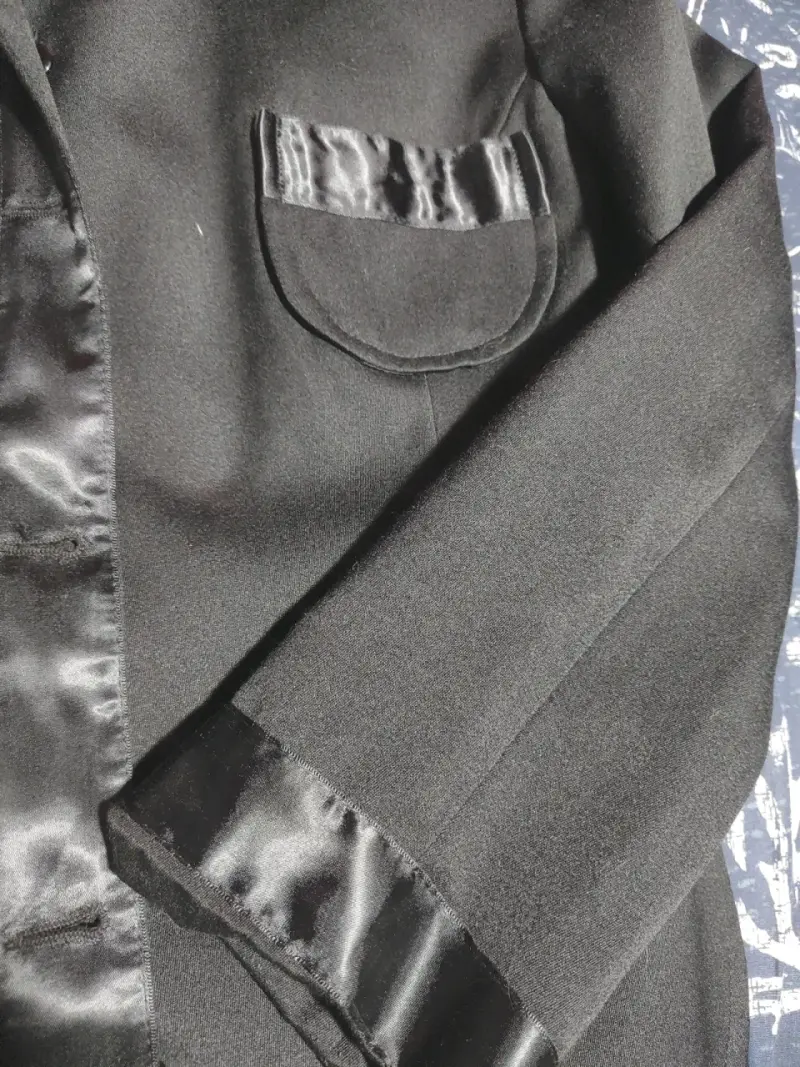 Blazer negro con detalles satinados - 2