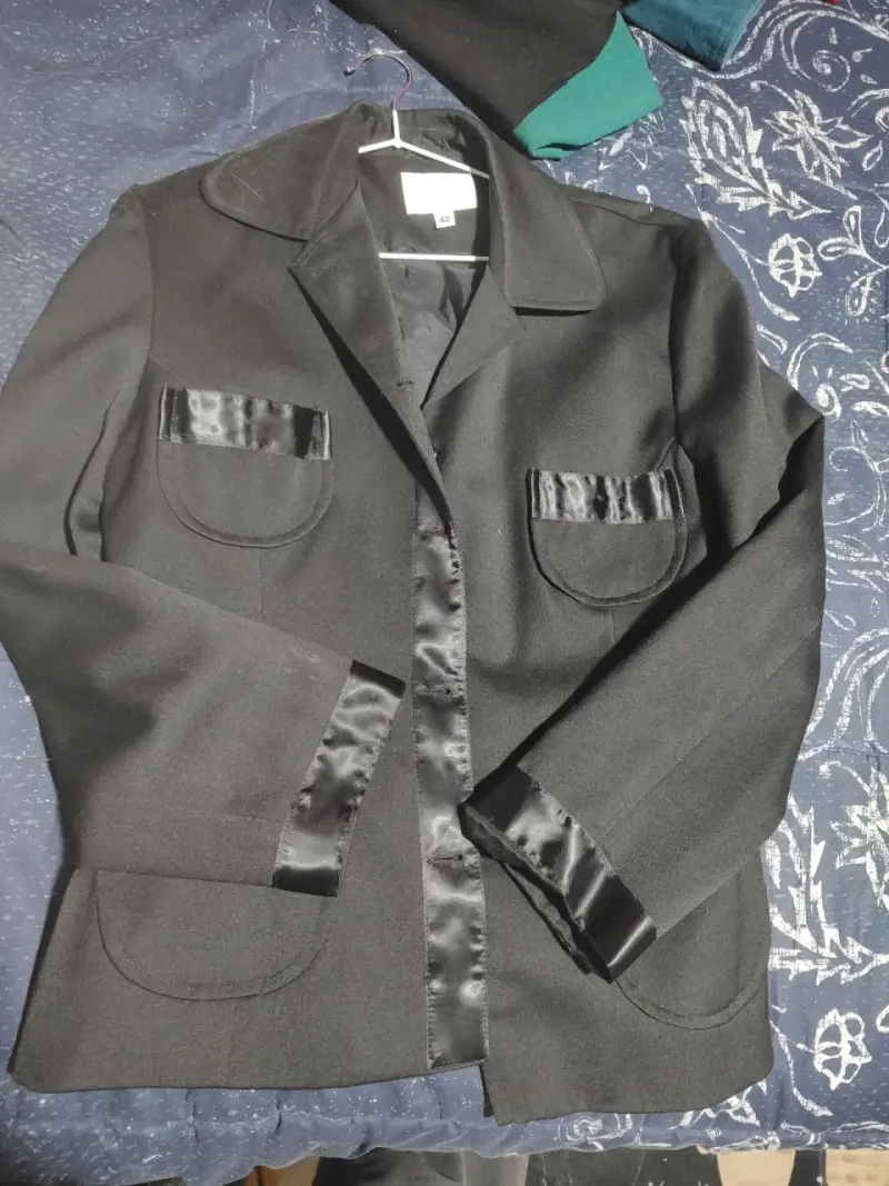 Blazer negro con detalles satinados - 3