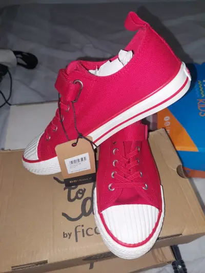 Zapatillas rojas con etiqueta - miniatura 1
