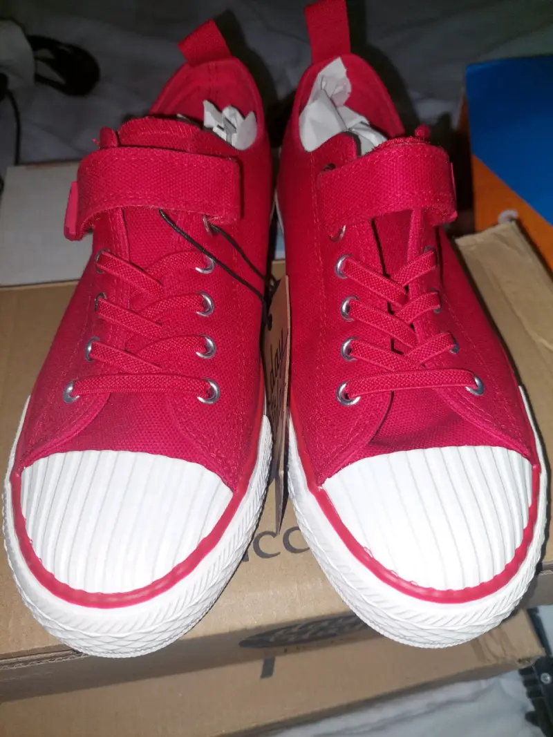 Zapatillas rojas con etiqueta - 2