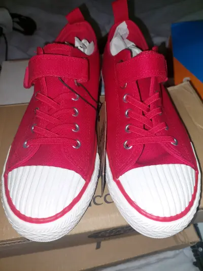 Zapatillas rojas con etiqueta - miniatura 2