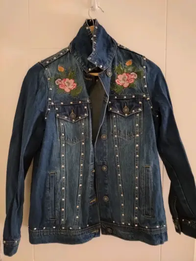 Chaqueta denim con apliques florales - miniatura 1