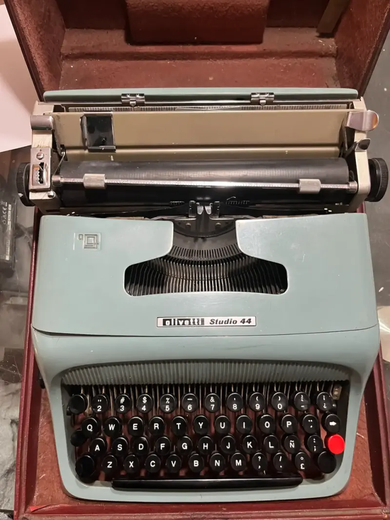 Máquina de escribir Olivetti Studio 44 - 1