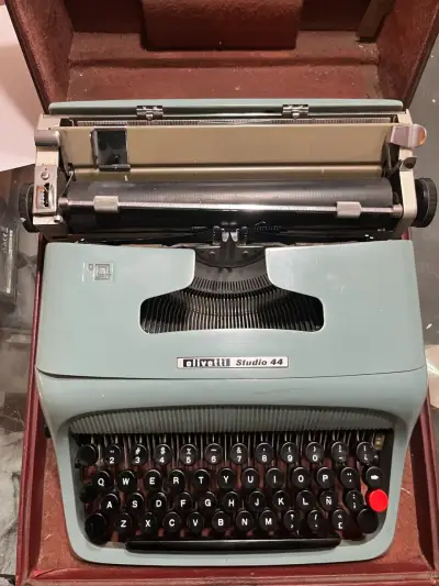 Máquina de escribir Olivetti Studio 44 - miniatura 1