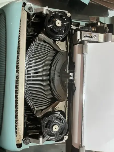 Máquina de escribir Olivetti Studio 44 - miniatura 2