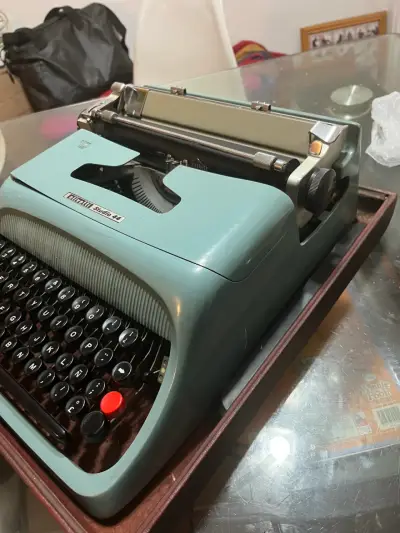 Máquina de escribir Olivetti Studio 44 - miniatura 5