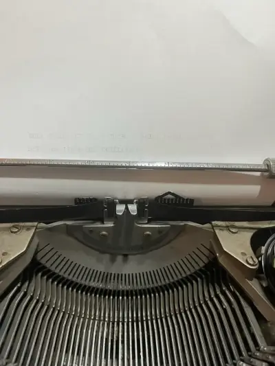 Máquina de escribir Olivetti Studio 44 - miniatura 6
