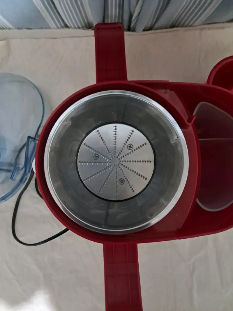 Extractor de jugos Oster rojo 400W - 4