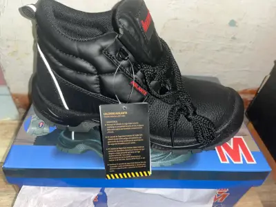 Botas de trabajo negras nuevas - miniatura 4