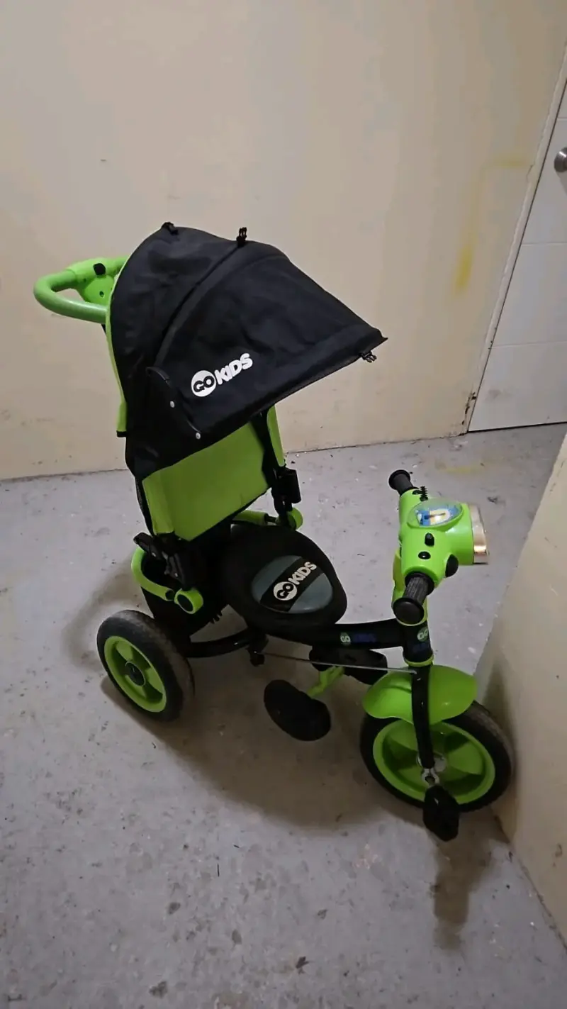 Triciclo infantil con toldo negro