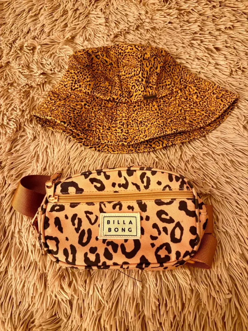 Bandolera + gorro Billabong animal print