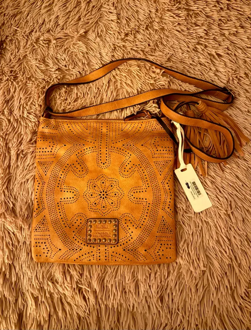 Bolso de cuero marrón con diseño calado
