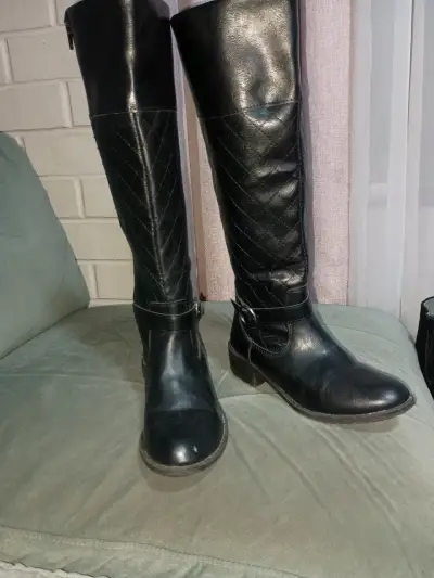 Botas largas de cuero negro - miniatura 2