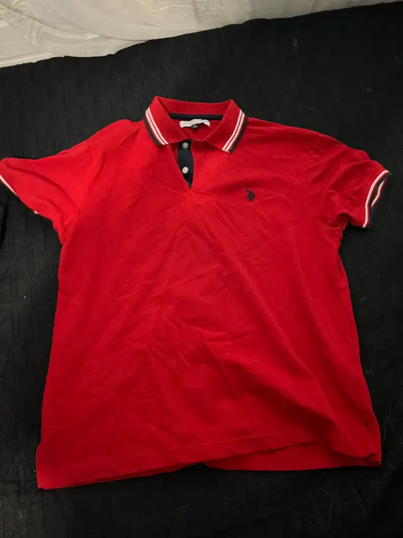 Polera polo roja con logo