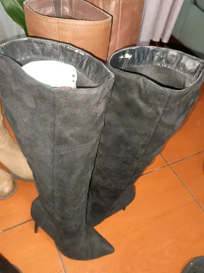 Botas negras de tacón alto - miniatura 3