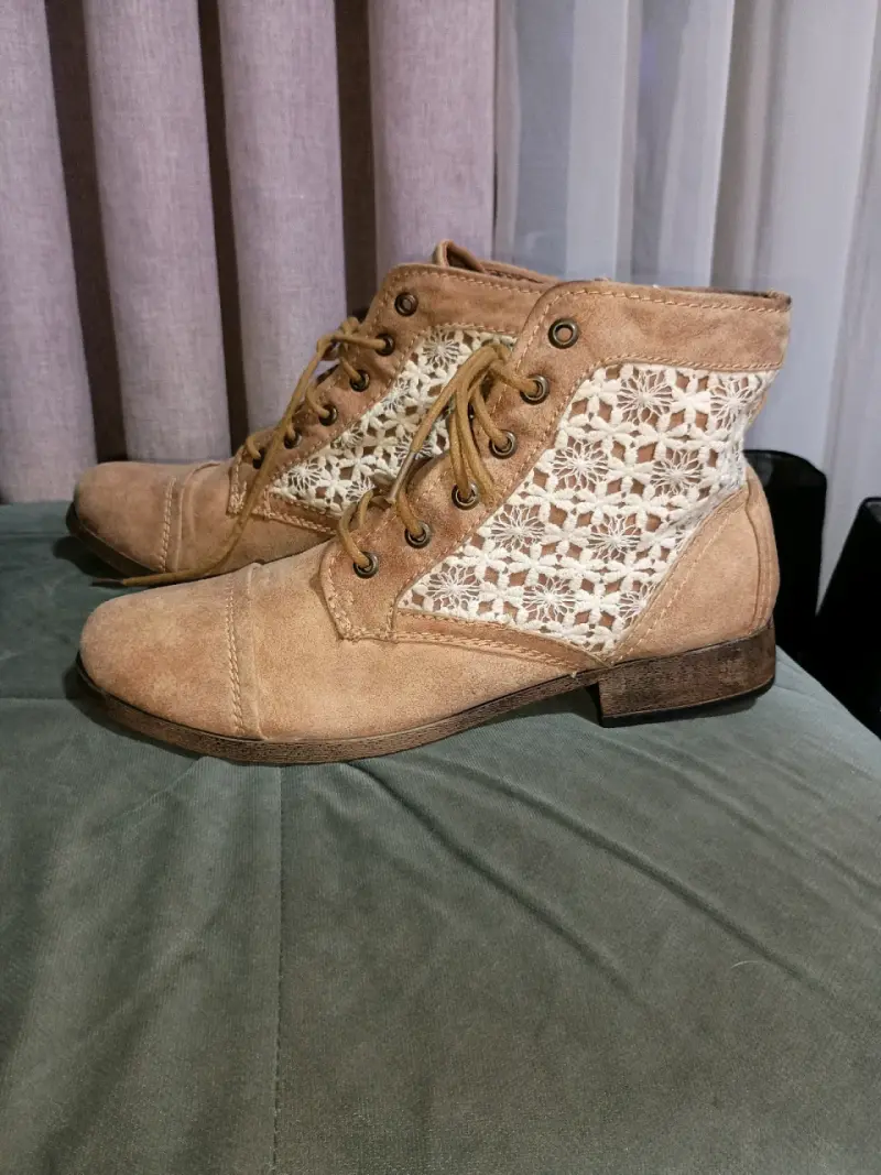 Botines beige con encaje - 1