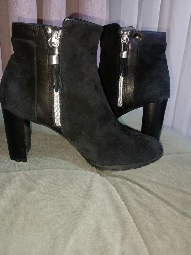 Botines negros con cierre lateral - 1