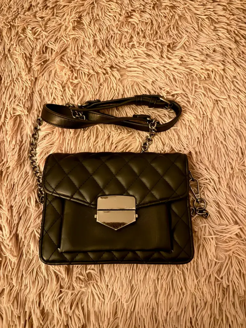 Cartera negra con cadena metálica - 1