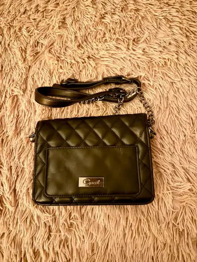 Cartera negra con cadena metálica - miniatura 2