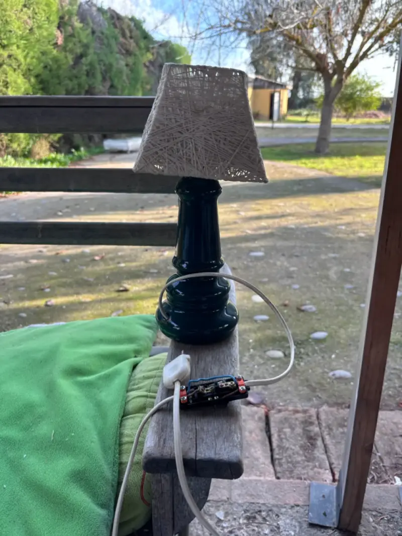 Lámpara de mesa con pantalla tejida - 1