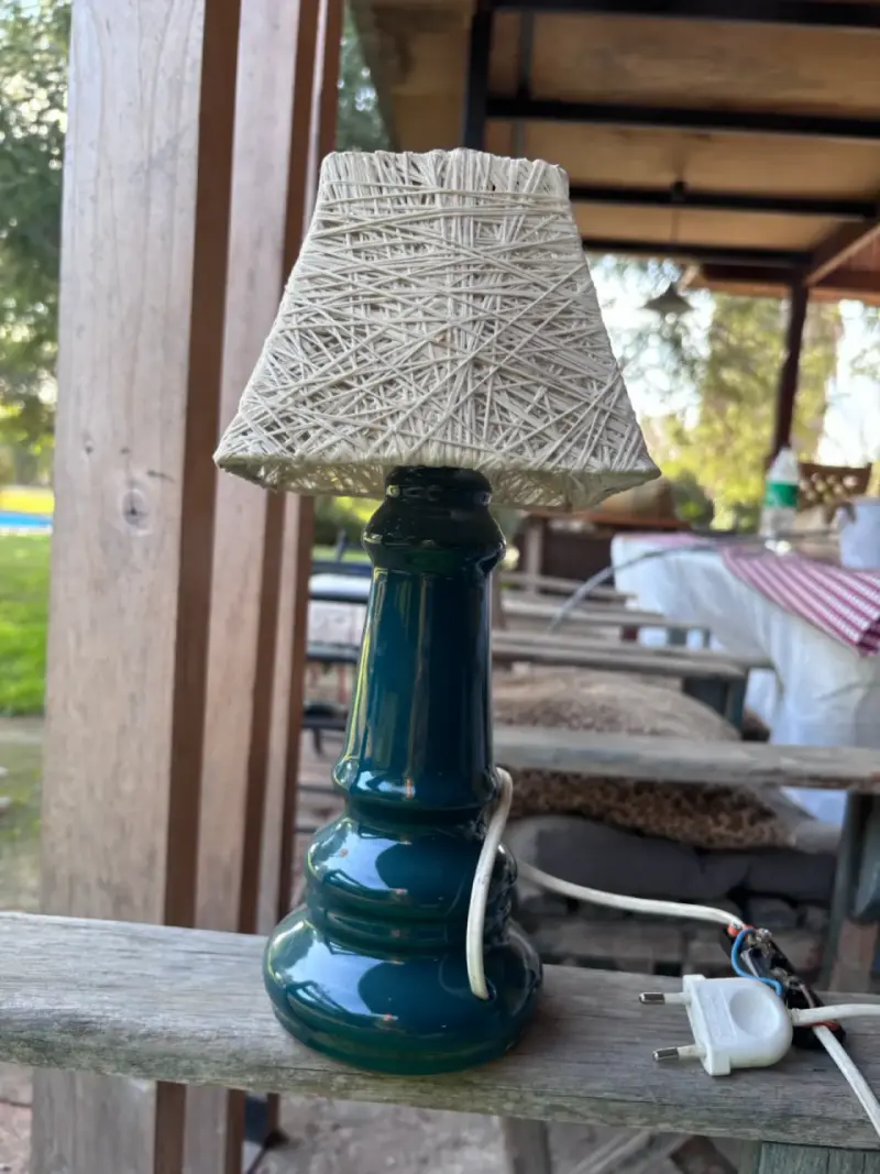 Lámpara de mesa con pantalla tejida - 3