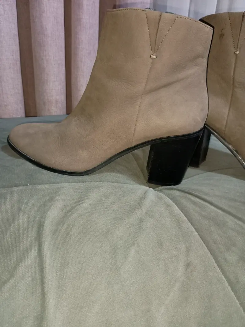 Botines beige con tacón - 1