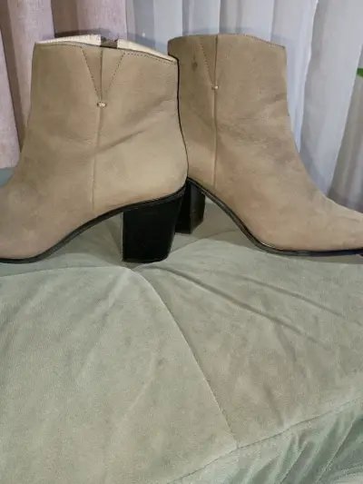 Botines beige con tacón - miniatura 2
