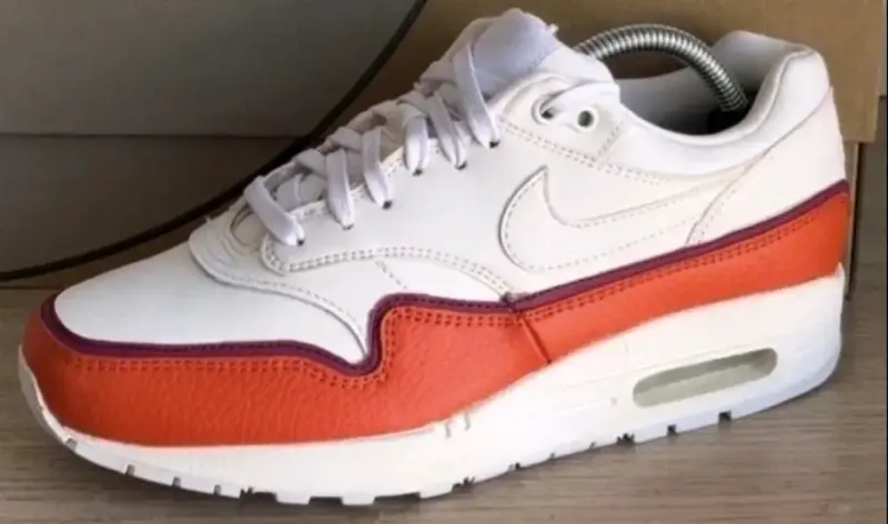 Zapatillas blancas y naranjas