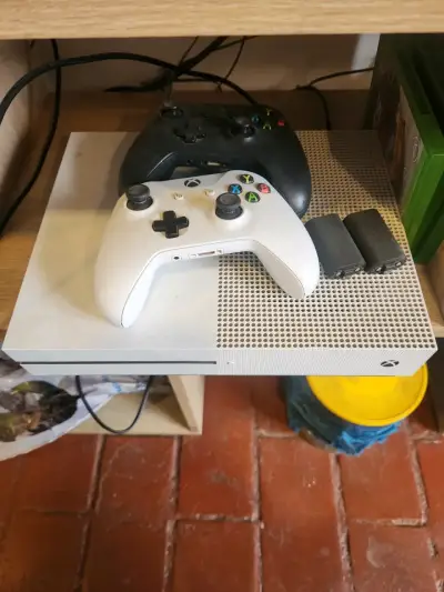 Consola Xbox One S con controles - miniatura 1