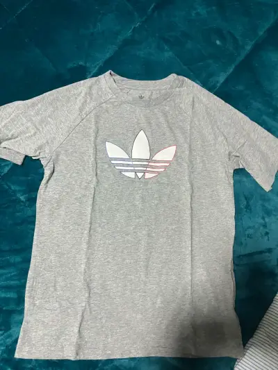 Polera gris con logo estampado niño - miniatura 1