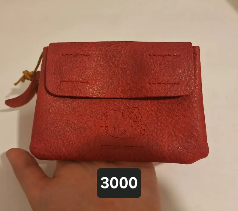 Monedero rojo tipo cuerina Hello Kitty - 1