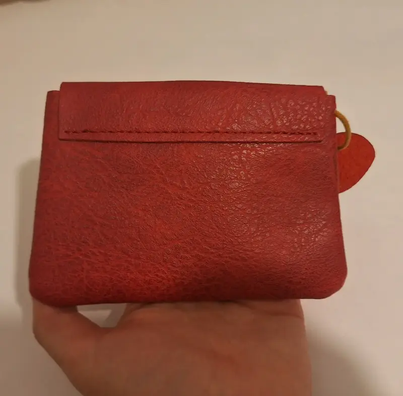 Monedero rojo tipo cuerina Hello Kitty - 2