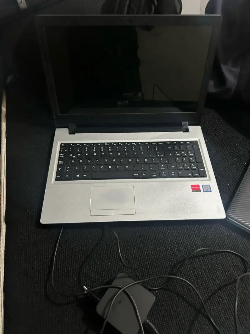 Notebook plateado con cargador - 1