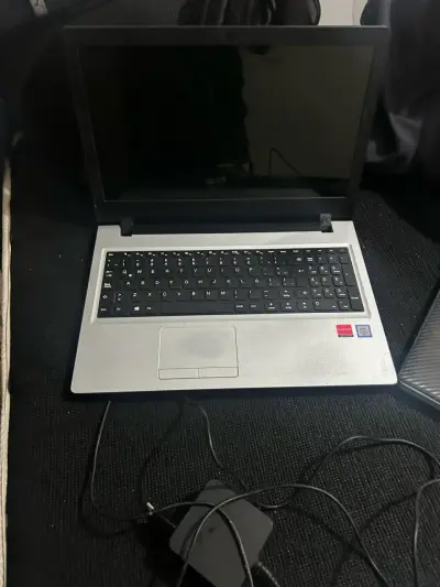 Notebook plateado con cargador - miniatura 1