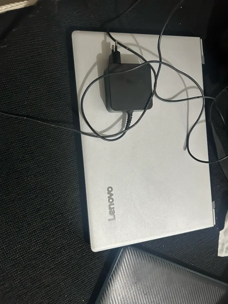 Notebook plateado con cargador - 2