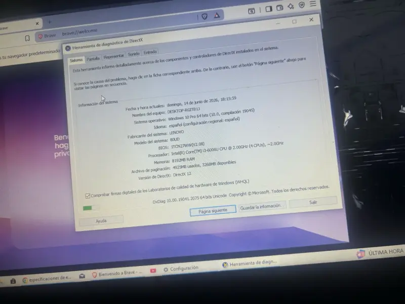 Notebook plateado con cargador - 3