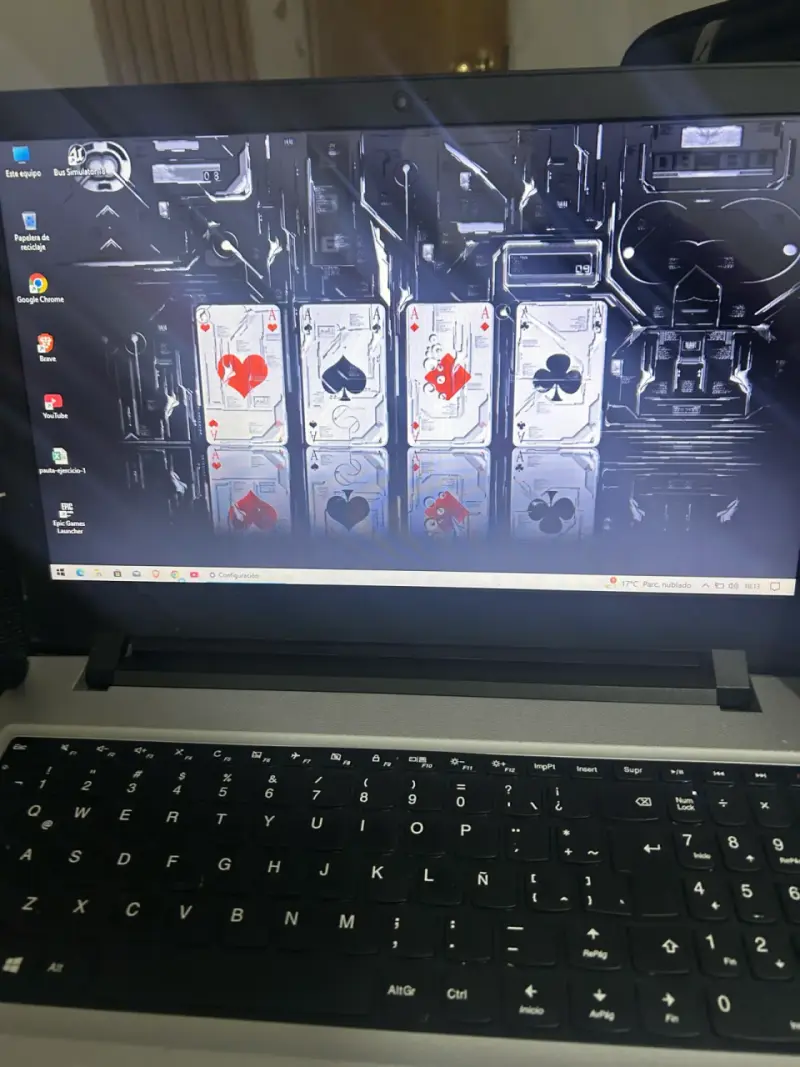 Notebook plateado con cargador - 4