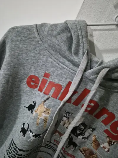 Polerón gris con diseño de gatos - miniatura 2