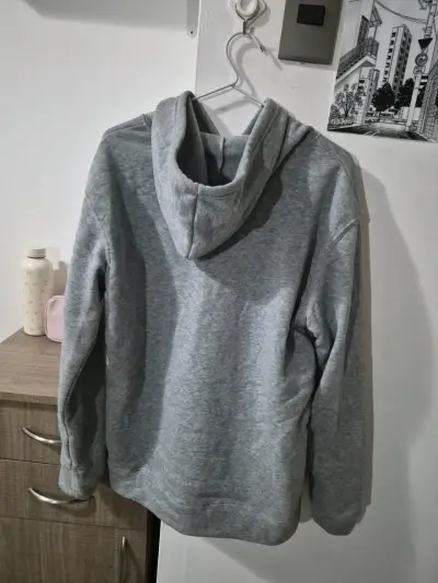 Polerón gris con diseño de gatos - miniatura 3
