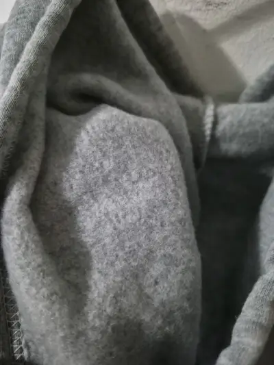 Polerón gris con diseño de gatos - miniatura 4