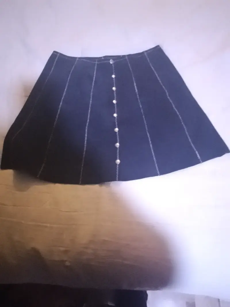 Falda corta negra con botones