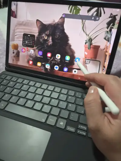 Tablet Galaxy Tab S10 con teclado y lápiz 256GB - miniatura 1