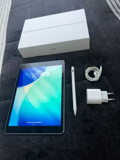 iPad 9na Gen con lápiz y cargador original - miniatura 1