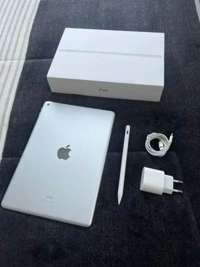 iPad 9na Gen con lápiz y cargador original - miniatura 3