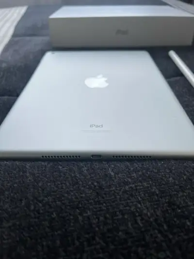 iPad 9na Gen con lápiz y cargador original - miniatura 4