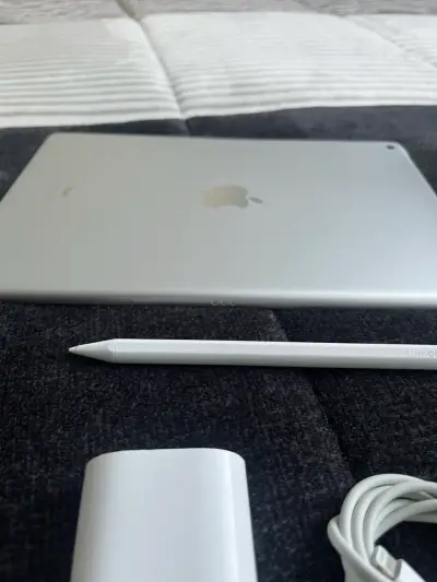 iPad 9na Gen con lápiz y cargador original - miniatura 5