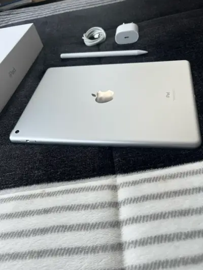 iPad 9na Gen con lápiz y cargador original - miniatura 6