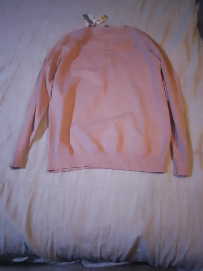 Suéter rosado con etiqueta
