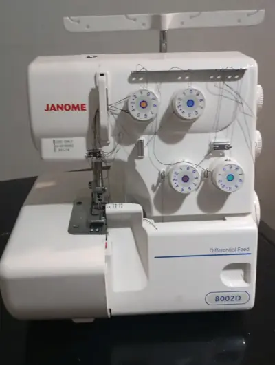 Máquina overlock Janome 8002D - miniatura 1