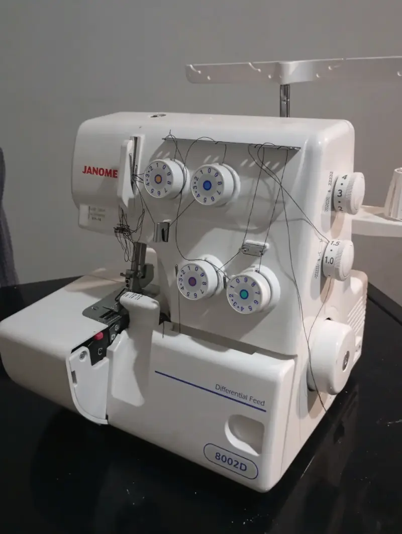 Máquina overlock Janome 8002D - 2